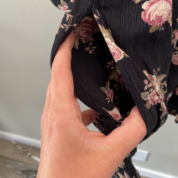 American Eagle Black with Pink Floral Print Summer Pocket Flare Sleeve Romper - Picture 5 of 6